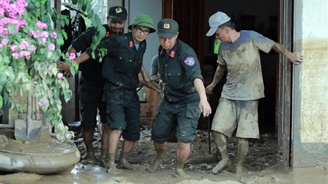 Trung đoàn CSCĐ Bắc Trung Bộ vào vùng lũ giúp đỡ nhân dân