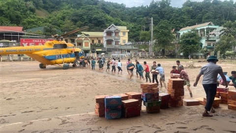 Trực thăng Mi-171 chuyển hàng cứu trợ đến người dân vùng lũ Nghệ An