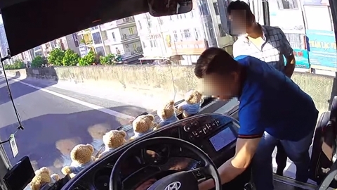 Người đàn ông rút chìa khóa xe khách ở Hà Nội