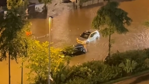 Hà Nội mưa như trút nước, nhiều tuyến phố ngập sâu