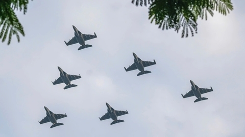 Phi công Yak-130 cơ động bắn đạn nhiễu trong bay tổng duyệt sáng 30/8