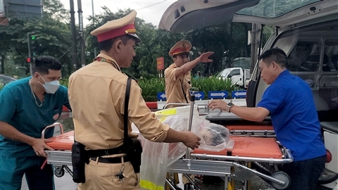 CSGT Hà Nội dùng xe chuyên dụng băng qua điểm ngập đưa bệnh nhi đi cấp cứu