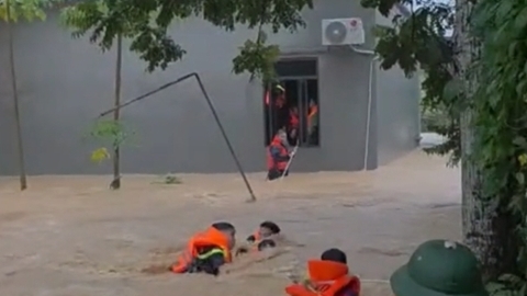 Công an xã Đồng Kỳ cứu 5 người dân giữa dòng lũ dữ  