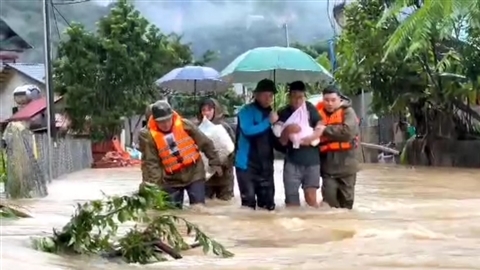 Công an Cao Bằng vượt mưa lũ, đưa cháu bé 20 ngày tuổi đi cấp cứu