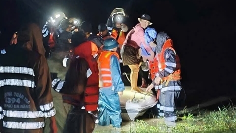 Cảnh sát đặc nhiệm di dời người dân Đà Nẵng trong đêm mưa 