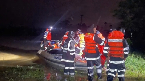 Cảnh sát cơ động xuyên đêm vượt lũ cứu dân