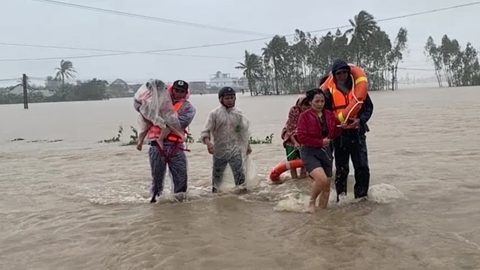 Công an Đắk Lắk dầm mình trong mưa lũ sơ tán, cứu nạn người dân