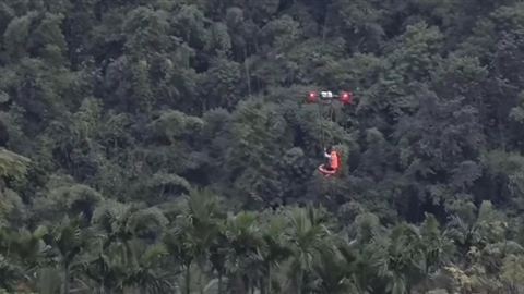 Nghẹt thở cảnh dùng drone cứu người mắc kẹt giữa bốn bề lũ dữ