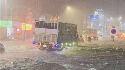 Quốc lộ ngập như 'sông' sau mưa lớn, cuốn trôi cả xe máy