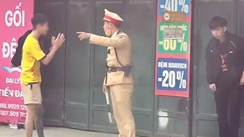 CSGT kịp thời ngăn chặn vụ ẩu đả giữa phố Hà Nội, nhận “cơn mưa lời khen” từ người dân