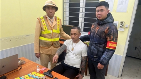 Kiểm tra ô tô nghi vấn, Cảnh sát 141 phát hiện súng và ma túy