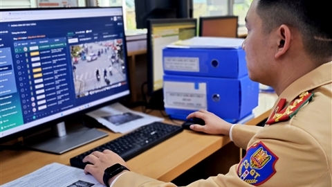 CSGT hướng dẫn người dân nộp phạt vi phạm giao thông qua iHanoi