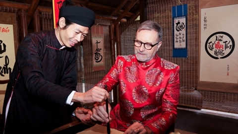 Đại sứ Pháp học viết thư pháp Việt Nam