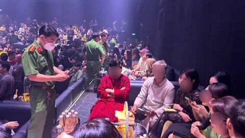 Cảnh sát đột kích quán bar ở trung tâm TP Hồ Chí Minh