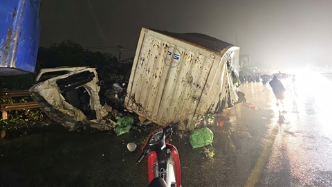 Khoảnh khắc vụ va chạm giữa tàu hỏa và ô tô tải ở Hà Nội