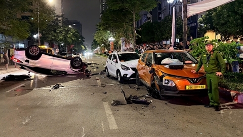 Ô tô Lexus lật ngửa sau khi tông liên hoàn 5 xe lúc nửa đêm