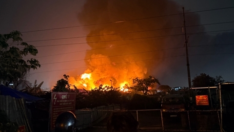 Hà Nội: Nỗ lực dập tắt đám cháy nhà xưởng trong đêm