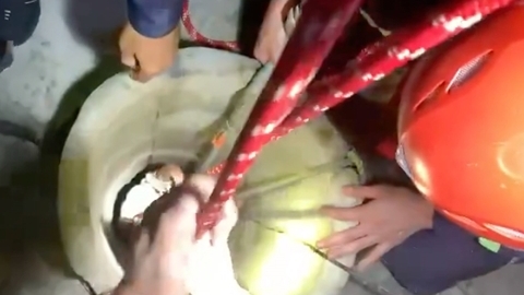 Kịp thời cứu nạn thiếu nữ rơi xuống giếng sâu lúc rạng sáng