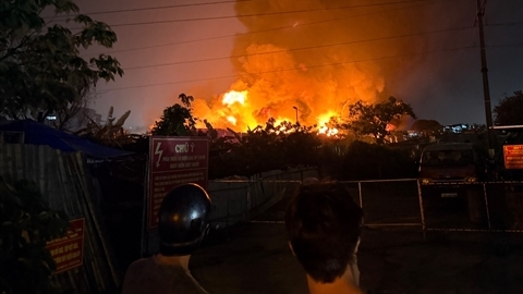 Hà Nội: Nỗ lực dập tắt đám cháy nhà xưởng trong đêm