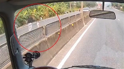 Khoảnh khắc tài xế xe tải dừng xe, lao ra cứu cháu bé giữa Quốc lộ 1A