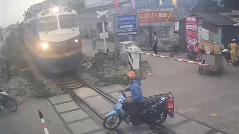 Liều lĩnh vượt rào chắn, tài xế xe máy bị tàu hỏa tông văng