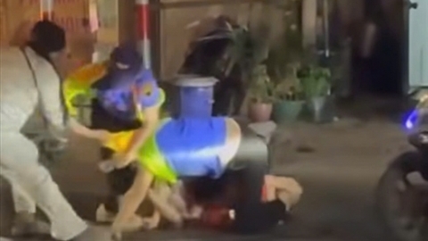 Vượt rào chắn, hành hung hai nhân viên đường sắt