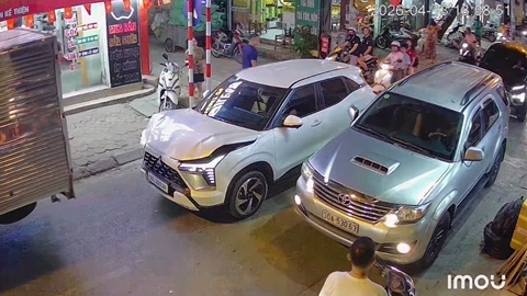 Nữ tài xế lái ô tô tông liên tiếp nhiều xe ở Hà Nội
