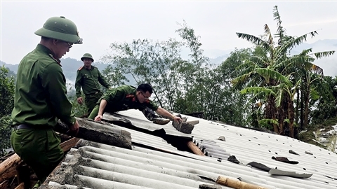 Công an xã Bản Máy: Phát huy tinh thần “Ba nhất”, giúp dân khắc phục hậu quả dông lốc