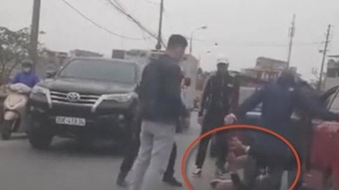 Tài xế ô tô bị nhóm côn đồ đánh tới tấp trên đường phố Hà Nội 