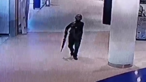 Cận cảnh hung thủ xả súng bên trong trung tâm thương mại Thái