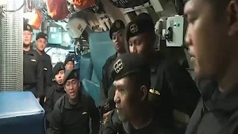 Thủy thủ tàu ngầm Indonesia ca hát cùng nhau trước ngày gặp nạn