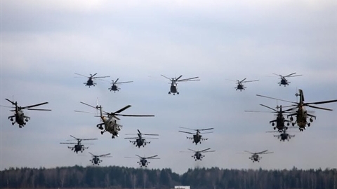 Trực thăng Nga diễn tập chuẩn bị cho lễ duyệt binh Ngày Chiến thắng