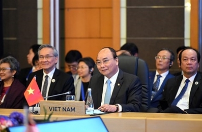 越南政府总理圆满结束出席第31届东盟峰会及系列会议之行