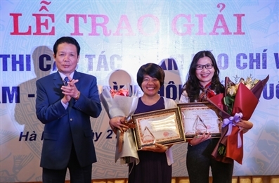 “越南——融入国际社会过程”新闻写作比赛颁奖仪式在河内举行