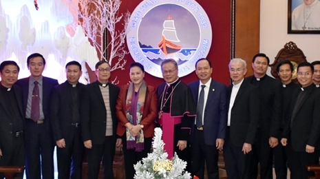 越南国会主席阮氏金银圣诞节前走访清化省教区