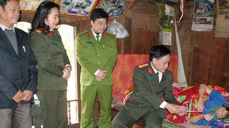 越南《人民公安报》社为和平省新乐县居民送上温暖