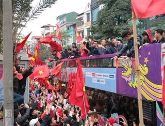 越南球迷心目中的冠军U23足球队回国  数万名球迷涌上街头欢迎