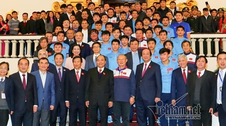 政府总理阮春福会见越南U23球队   授予球队三等劳动勋章