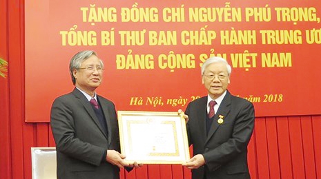 越共中央总书记阮富仲荣获50年党龄纪念章