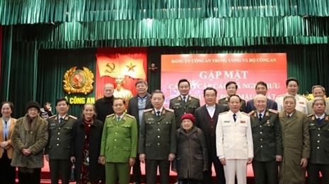 越南公安部与退休高级公安干部举行见面会
