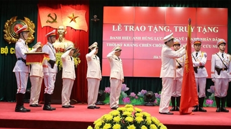 越南公安部给6集体和9个人授予和追授“人民武装力量英雄”称号