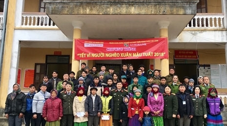 越南《人民公安报》社与AGRIBANK为河江省同文县贫困者送上温暖