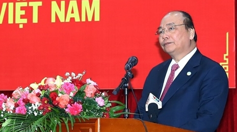 阮春福和老挝政府总理通伦·西苏里同旅老越南人共迎新春