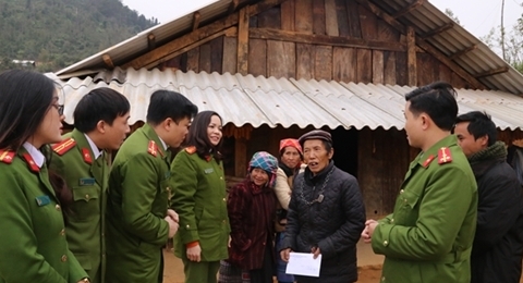 人民警察学院向安沛省穆庚寨县贫困者送温暖