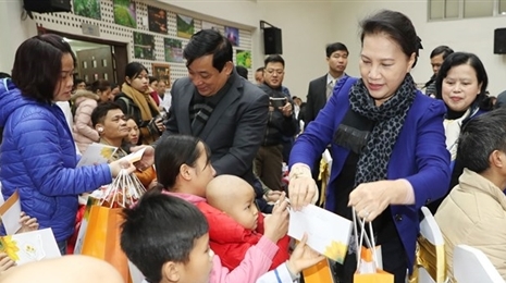 越南国会主席阮氏金银向儿童癌症患者赠送春节慰问品
