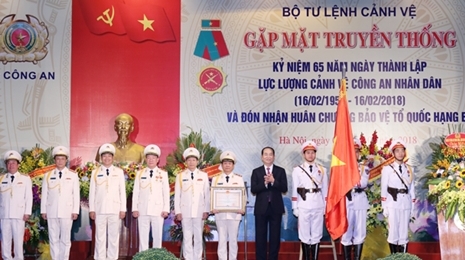 越南国家主席陈大光向警卫司令部颁授保卫祖国勋章