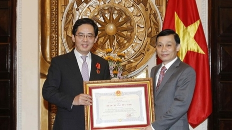 越南向中国驻越大使洪小勇授予友谊勋章