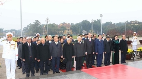 2018戊戌年春节即将来临：越南党和国家领导瞻仰胡志明主席陵并敬献花圈