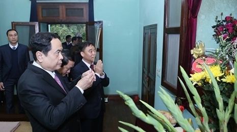 越南祖国阵线中央委员会主席陈青敏前往胡志明主席故居敬香