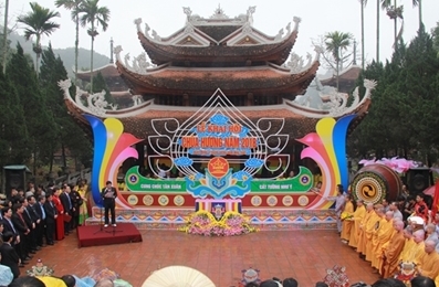 数以万计的游客参加2018戊戌年春节香寺庙会